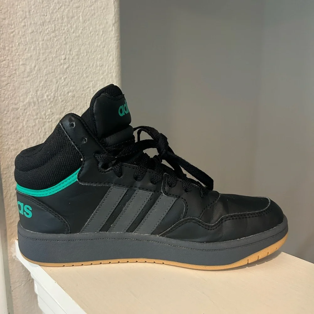 Adidas kids Hoops Mid 3.0 GZ9648 Black Green Gum Bottom Youth Size 4Y - Picture 3 of 9